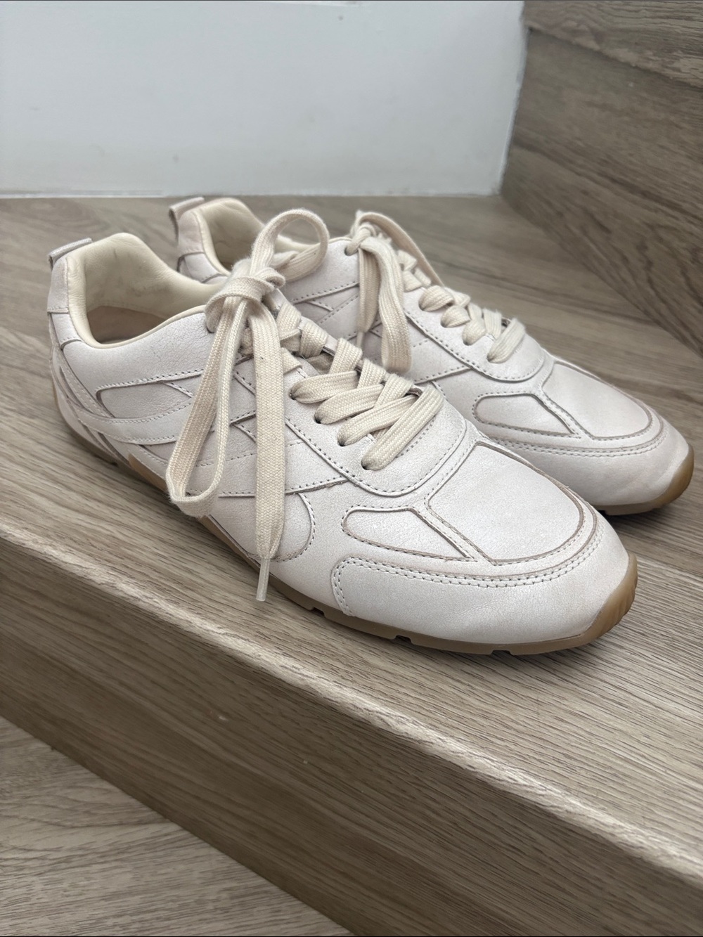 Vince Cream leather Lace-Up low profile sneakers.